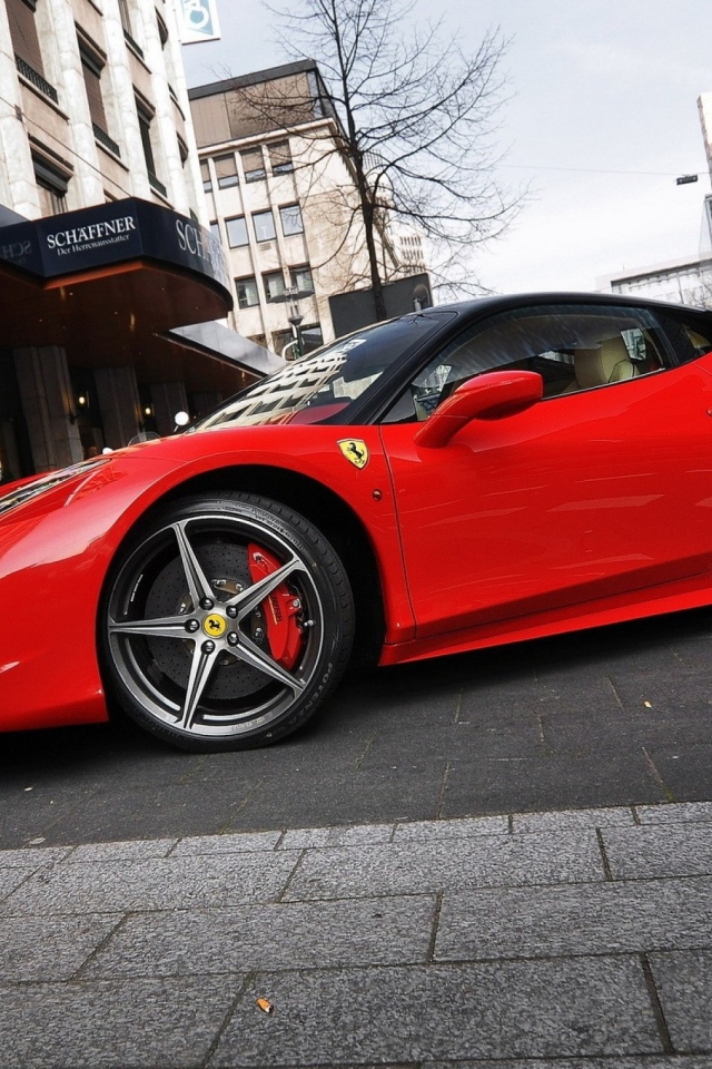 Феррари на улице