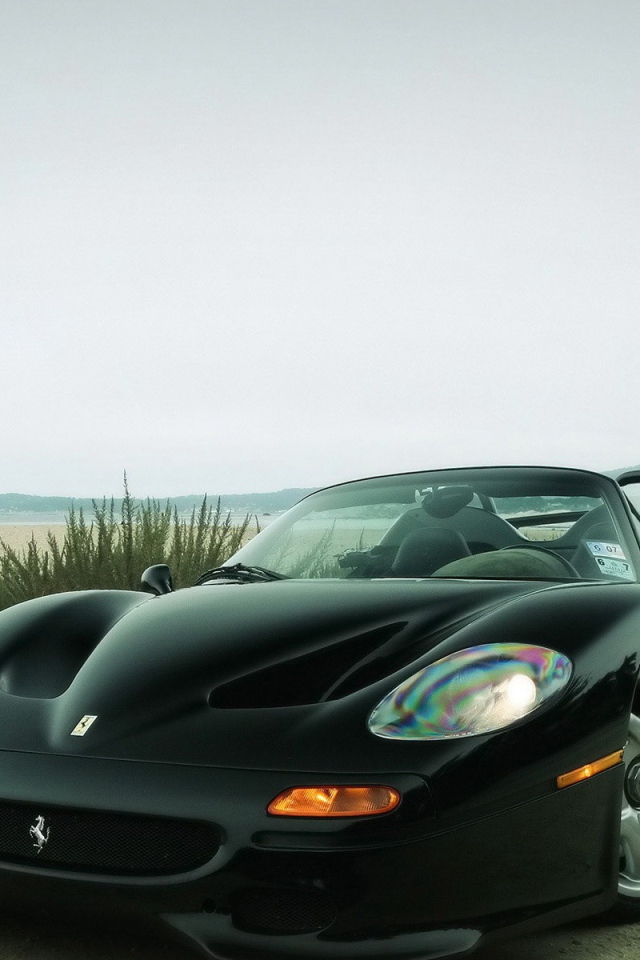 Ферари кабриолет на дороге