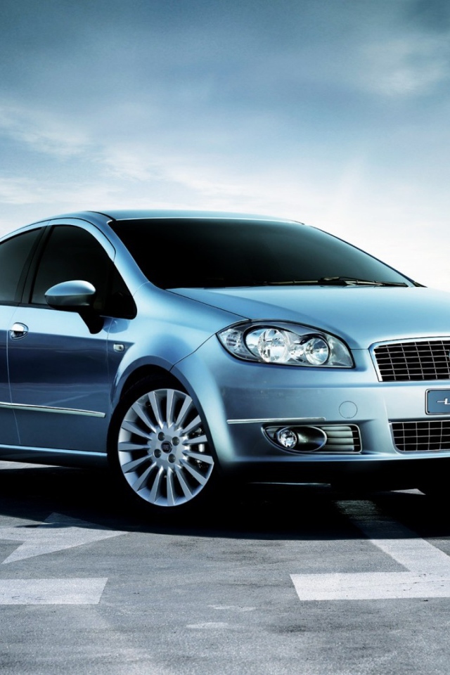 Автомобиль Фиат в голубом тоне