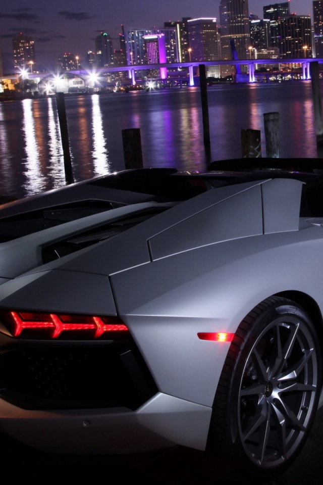 Ламборджини на берегу моря