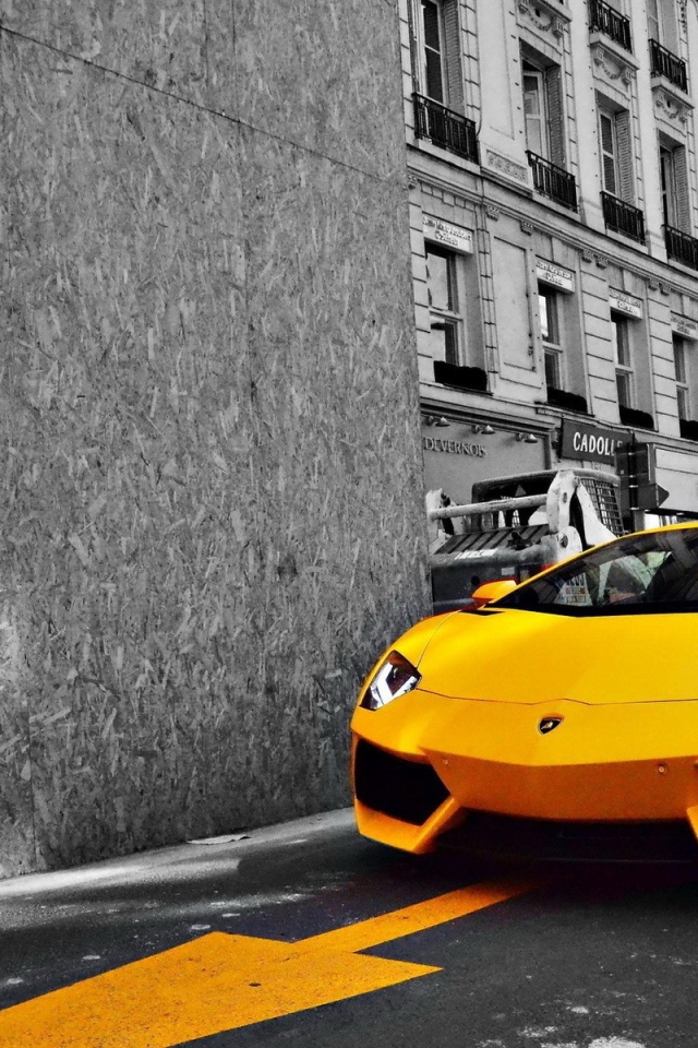 Желтый Lamborghini Aventador