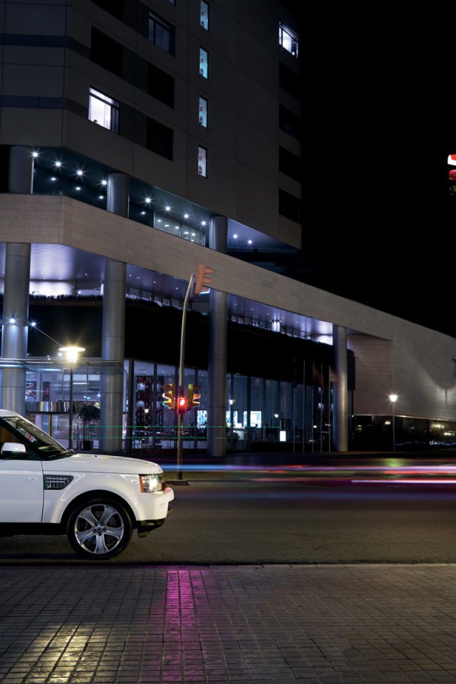 Land Rover у светофора