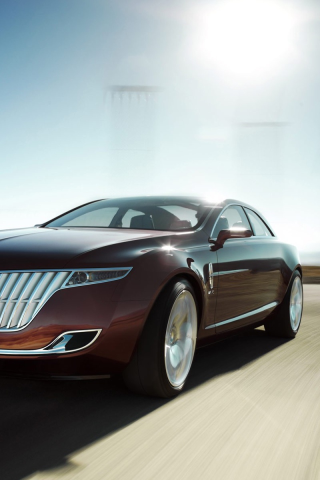 Автомобиль Линкольн в движении