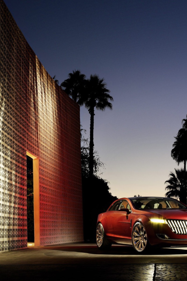 Автомобиль Линкольн в вечернем свете