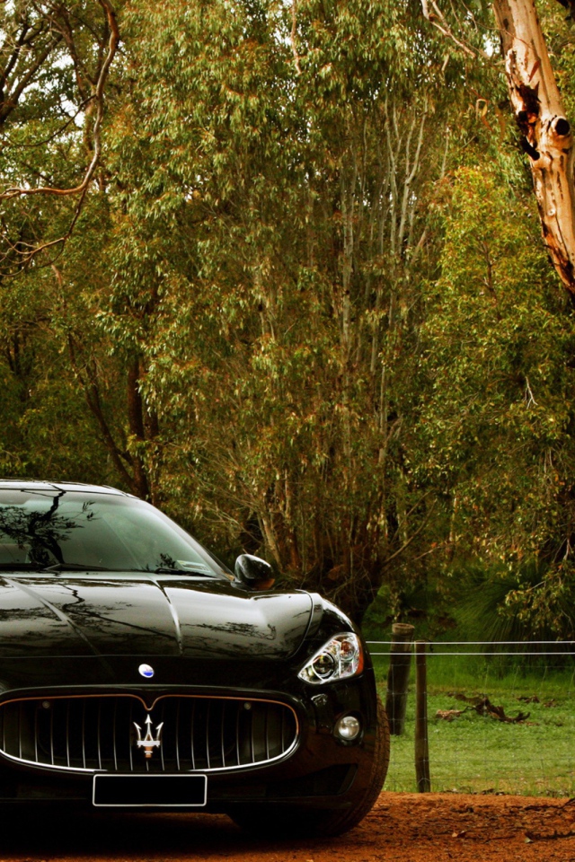 Черный автомобиль Мазерати