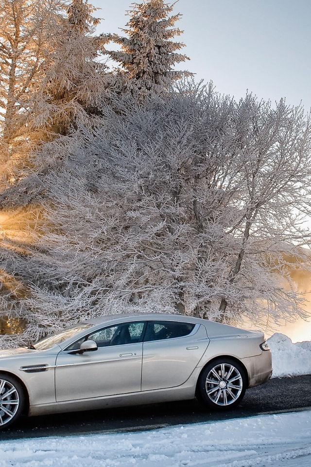 Автомобиль на зимней дороге