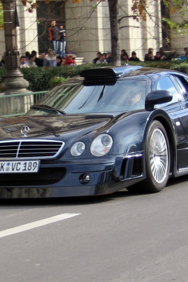 Мерседес-бенц гонка по улице города