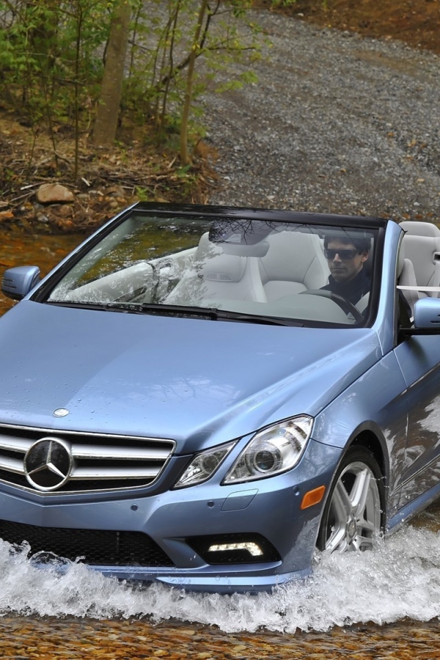 Мерседес едет через реку
