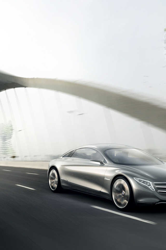 Мерседес едет по мосту