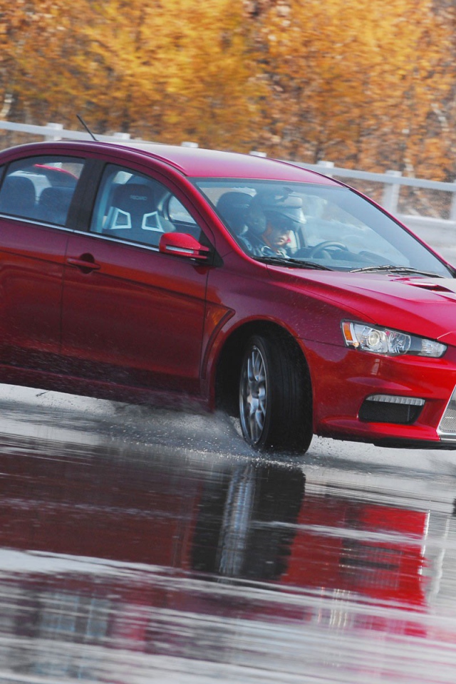 Митсубиси на мокрой дороге