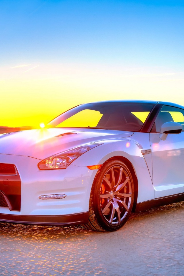 Белый Ниссан на закате