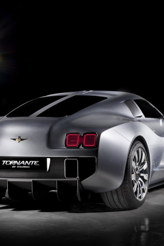 Серебристый автомобиль Gumpert