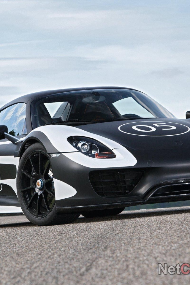 Спортивный автомобиль под номером 5