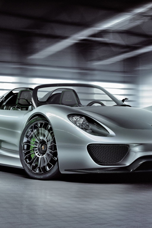 Серебристый Porsche 918 Spyder