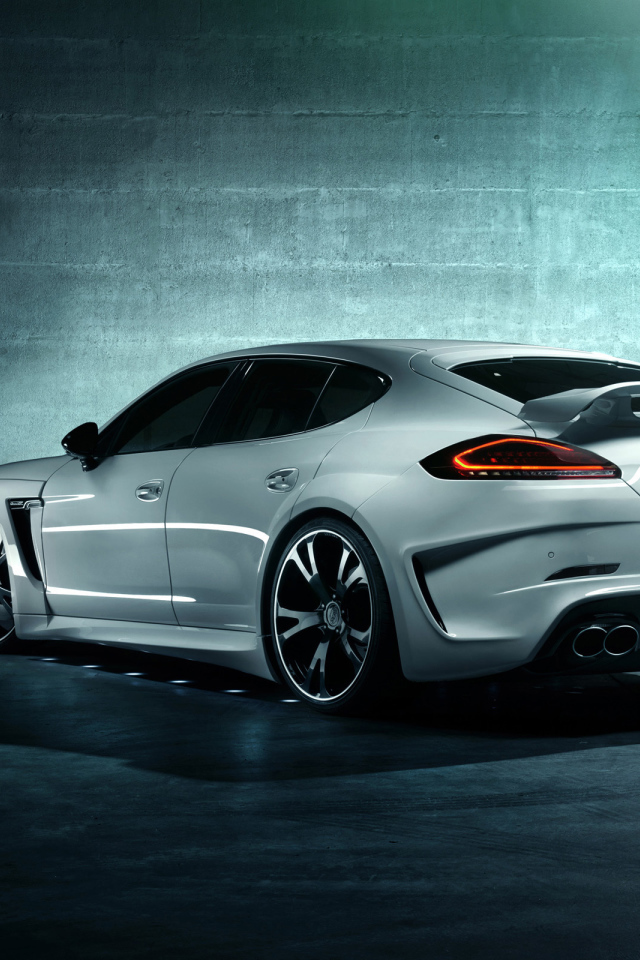 Белый Porsche Panamera Turbo S 2014 года в гараже