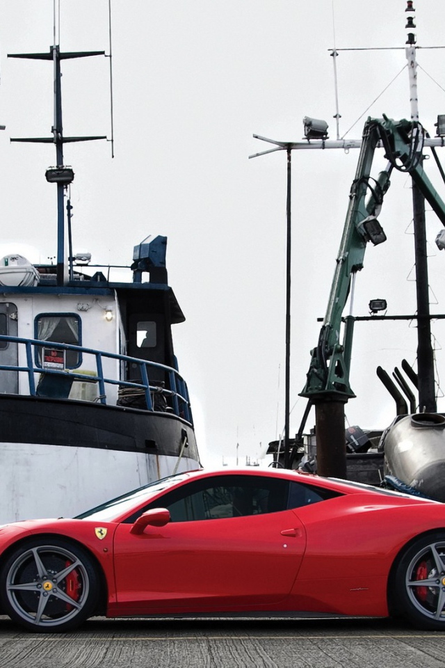 Красный автомобиль на пристани