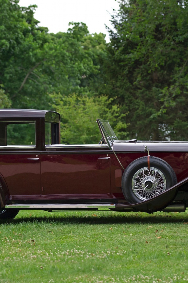 Старинный автомобиль Ролс Ройс