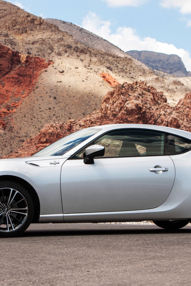 Белая Toyota scion