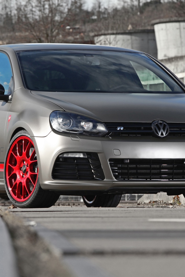 Фольксваген Гольф на стоянке