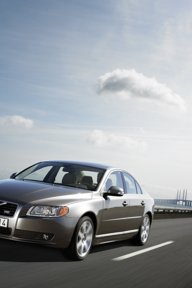 Серый Volvo S80 на дороге