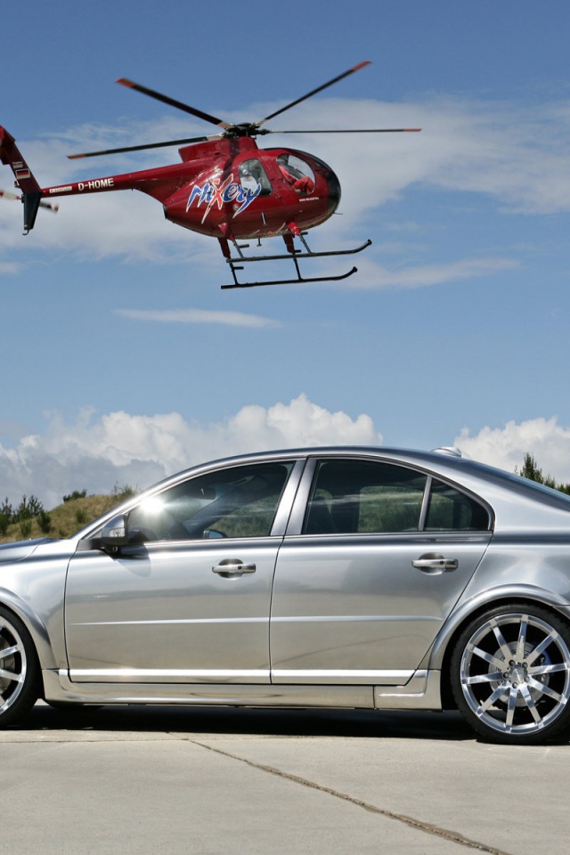 Серебряная Volvo S80 и вертолет