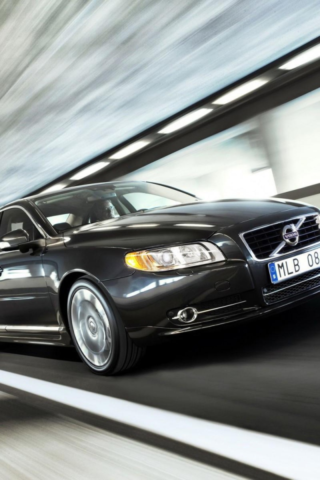 Черный Volvo S80 ускоряется