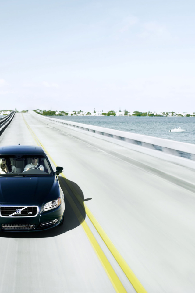 Volvo S80 находится на мосту Майами