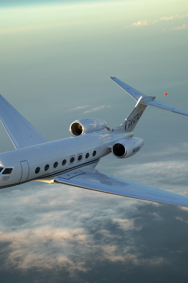 Небольшой частный самолет в полете