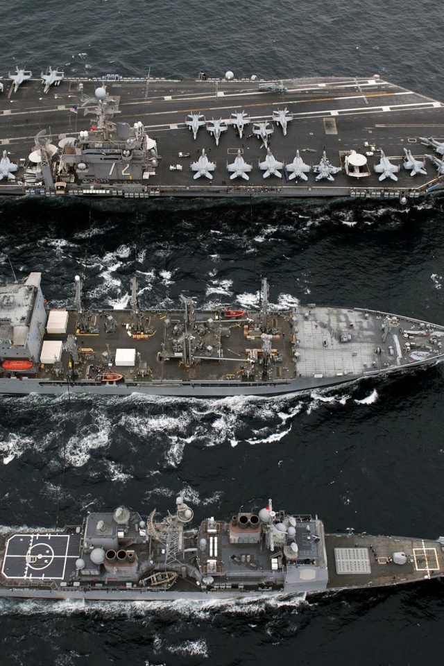 Авианосец и военные корабли