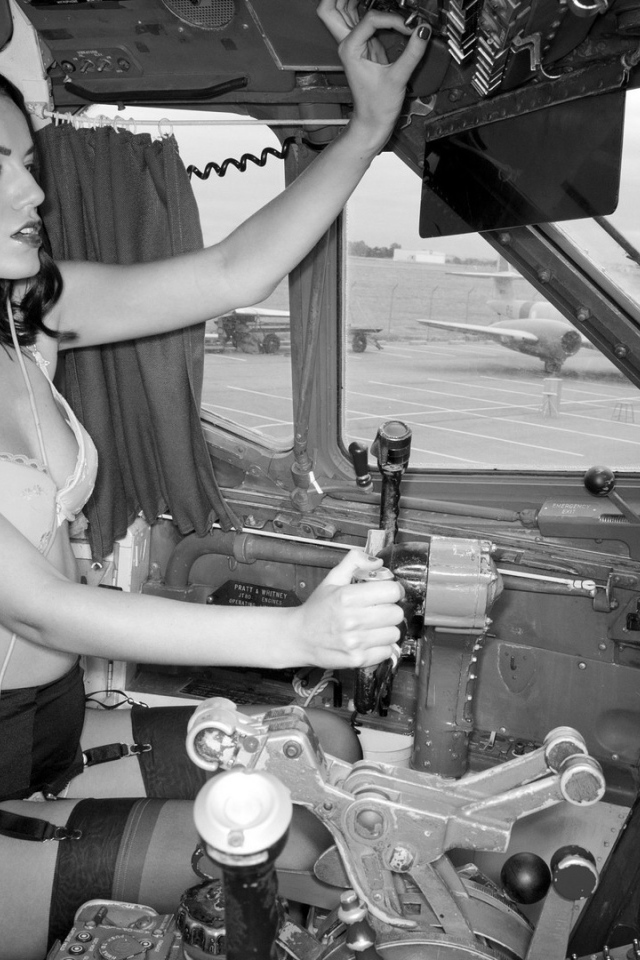 Екатерина Плюшара в кабине самолета