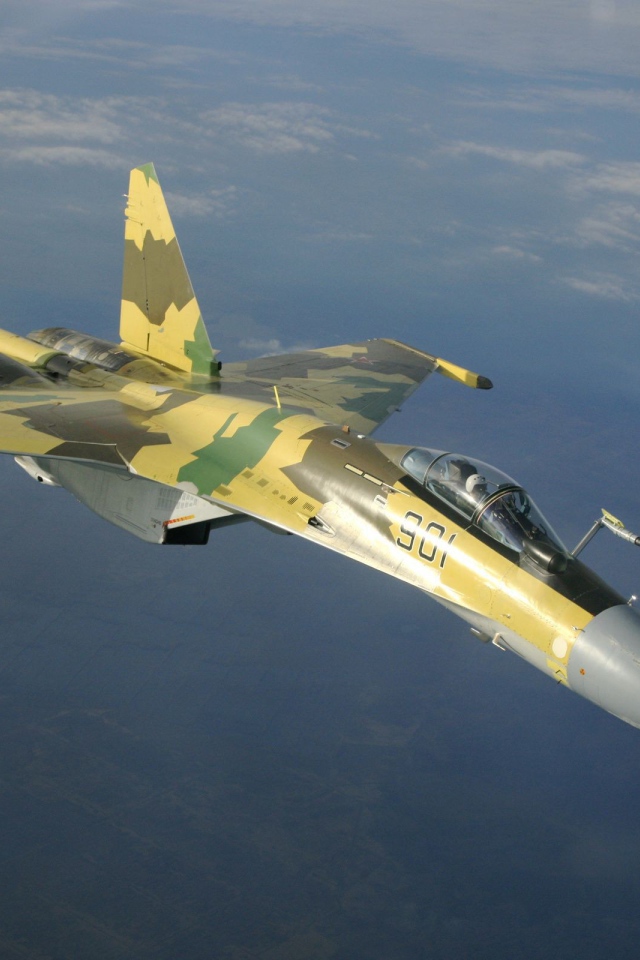 Военный самолет в заоблачной высоте