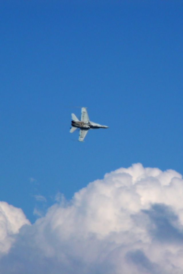 Военный самолет в облаках