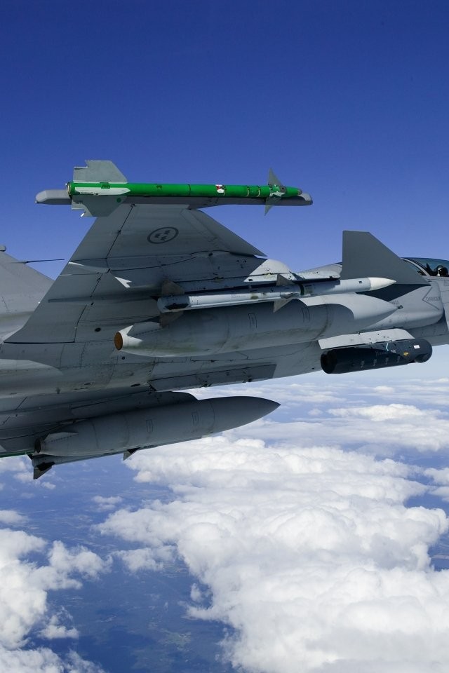 Военный самолет в небе