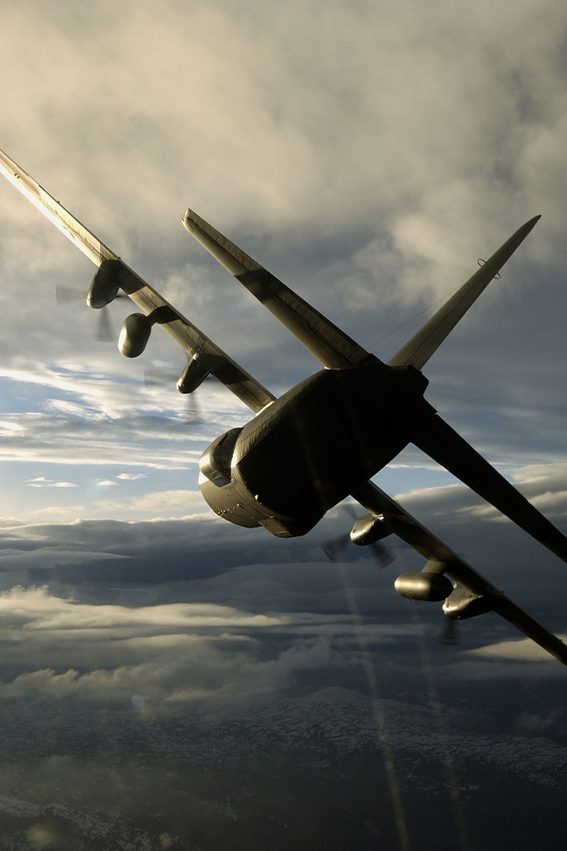 Грузовой самолет в полете