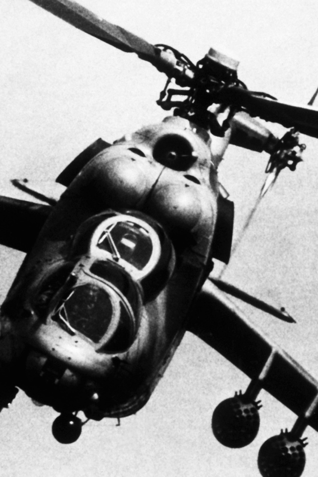 Боевой вертолет в полете