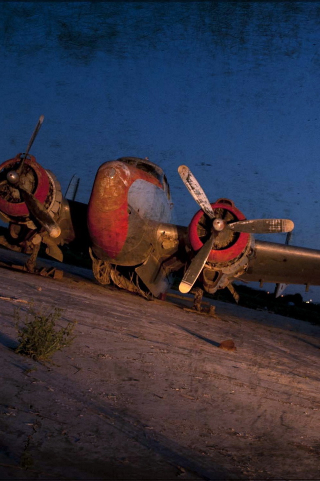 Старый самолет ночью