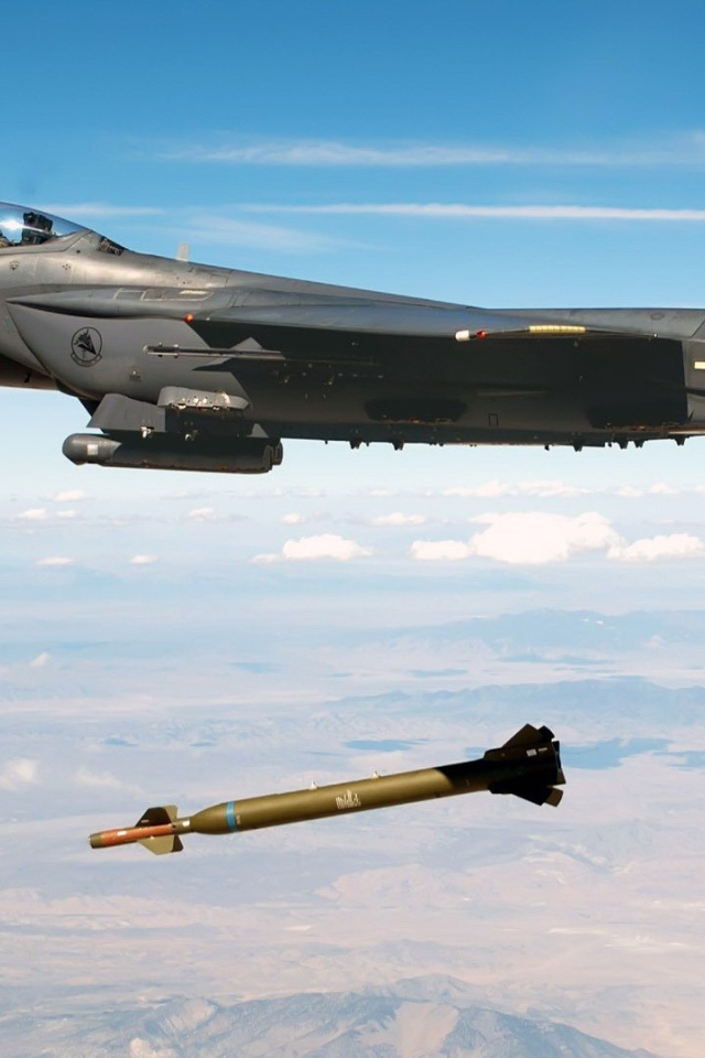 F-15 запустил ракету