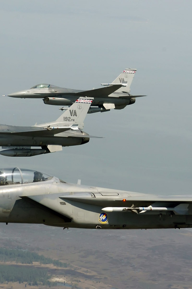 Военный самолет F-16 Орел