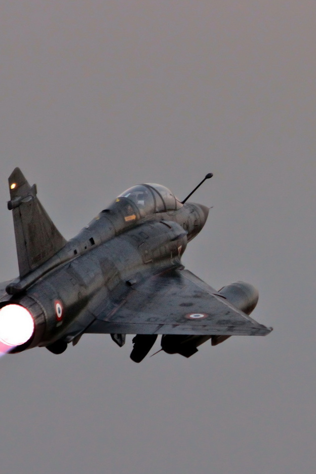 Военный самолет уходит в небо