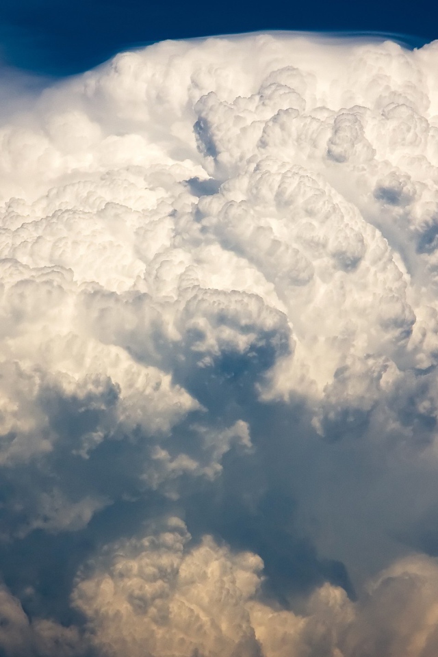 Самолет у грозовой тучи