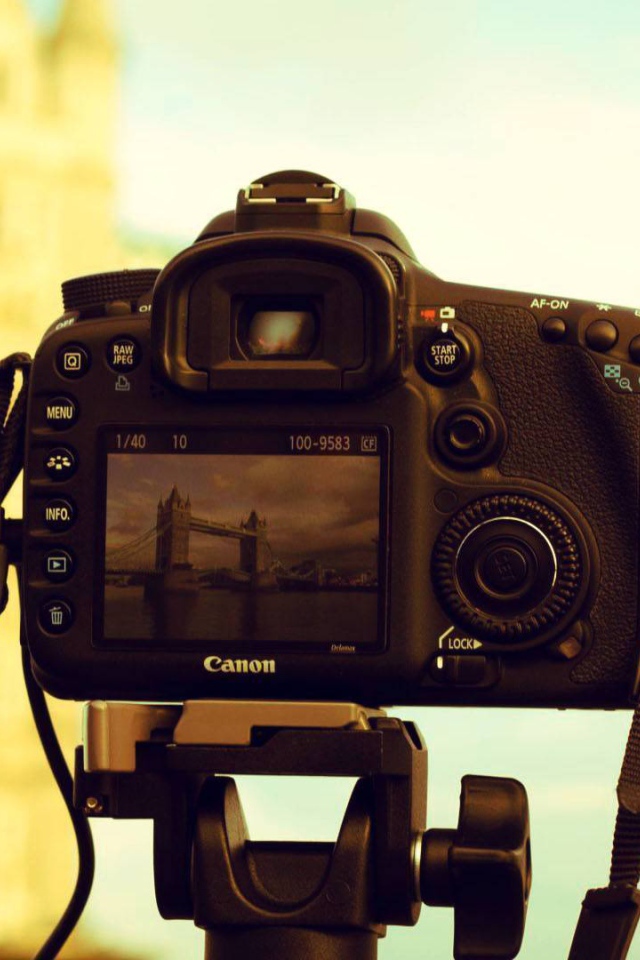 Фотоаппарат Кэнон на штативе