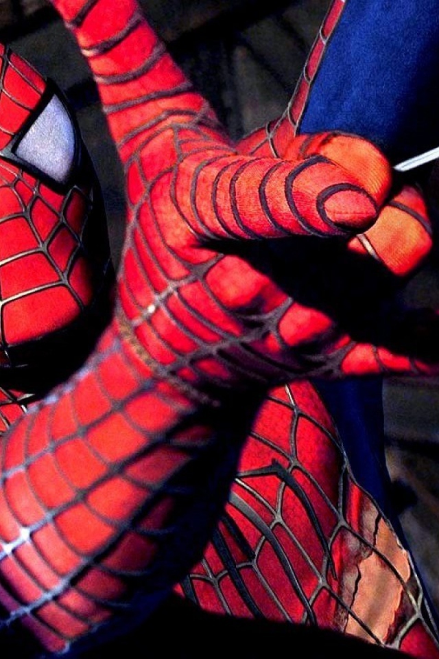 Человек-паук стреляет свою паутину