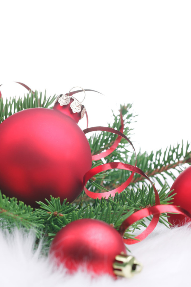 Композиция из ёлочных игрушек и хвои на рождество