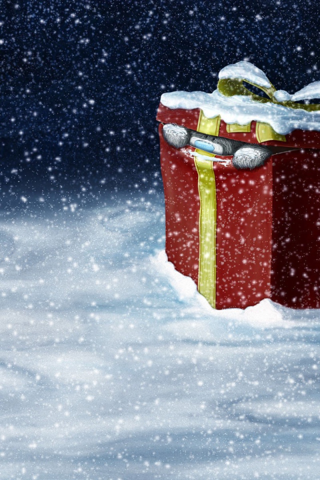 Медведь лезет из подарочной коробки на рождество