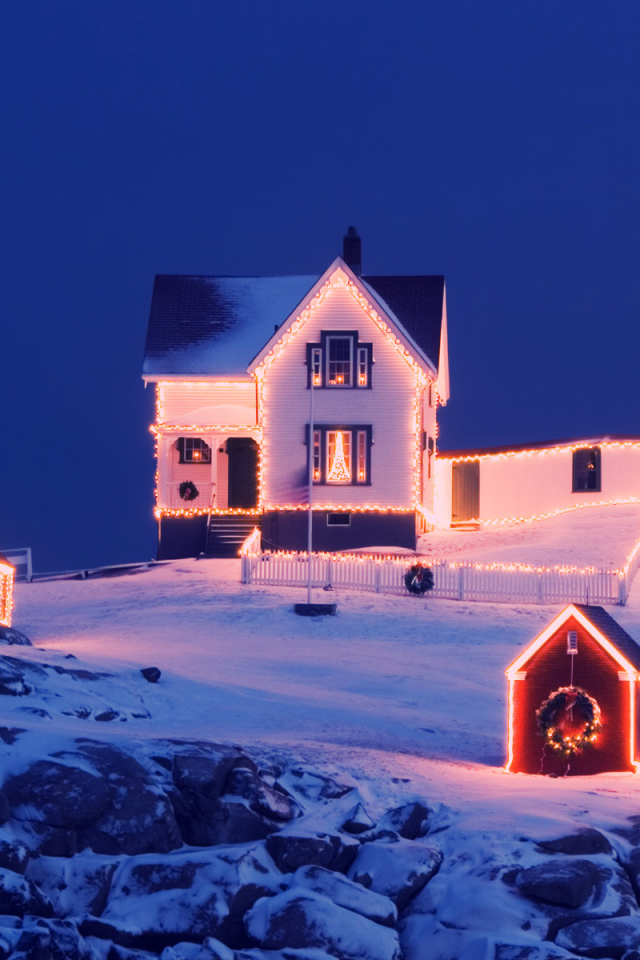 Красиво украшенный дом с маяком на рождество