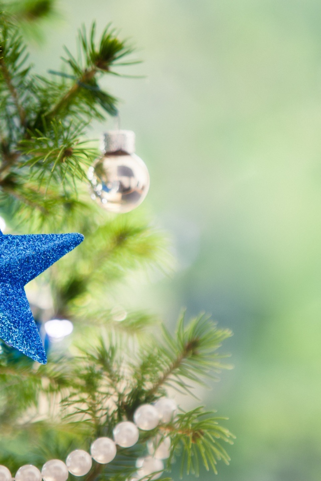 Синяя звезда на ёлке на рождество