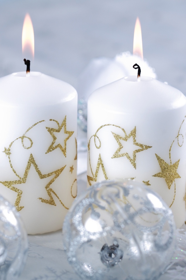 Горящие свечи белые на рождество