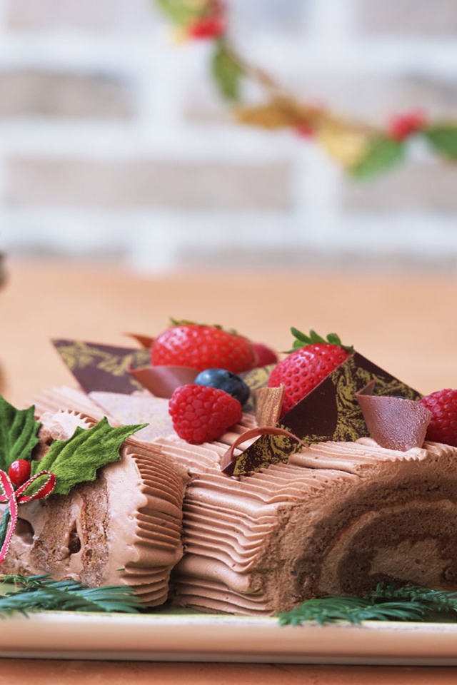 Шоколадный кекс с клубникой на рождество