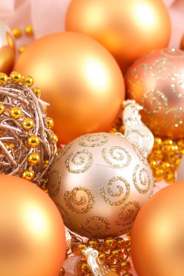 Ёлочные украшения на столе на рождество