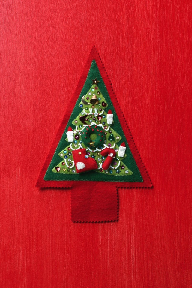 Ёлка из ткани на красной стене на рождество
